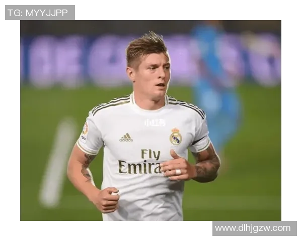 克罗斯在足球世界中的传奇之路与技术解析：从青涩少年到顶级中场巨星的成长历程